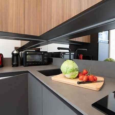 Le Magenta - Modern Apartment With Balcony - Happy Rentals